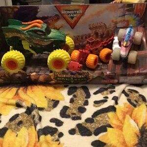 Monster Jam MEDIEVAL MONSTERS Truck 3 Pack DRAGON SPARKLE SMASH Dirt Squad DUGG